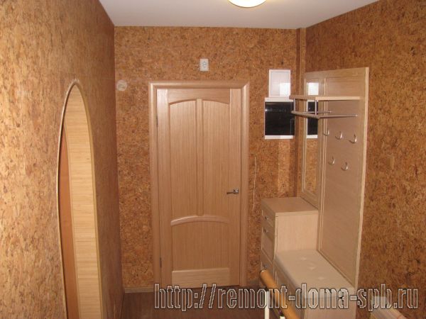 Cork walls in the interior of the hallway. With this finish, even the coldest room gets a little warmer