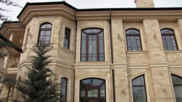 Facade plastering: travertine stone décor