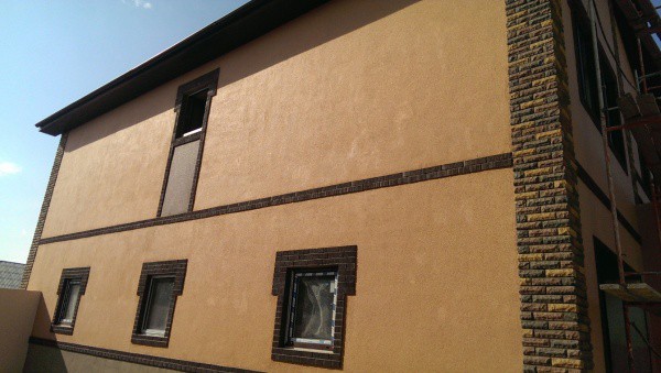 Stucco with “grits” effect in facade design