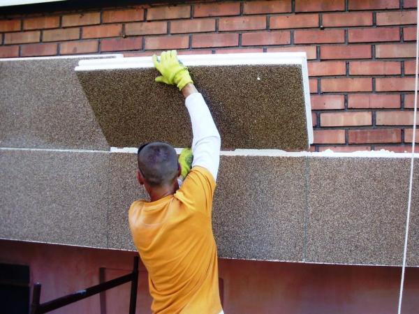 Insulation, which simultaneously serves as a decorative facade