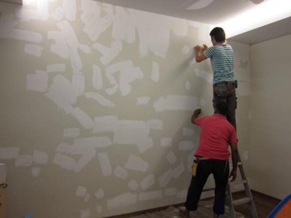 It is important to properly prepare the walls for gluing. After all, the non-woven fabric will remain on the wall, it will not need to be removed for several more years.