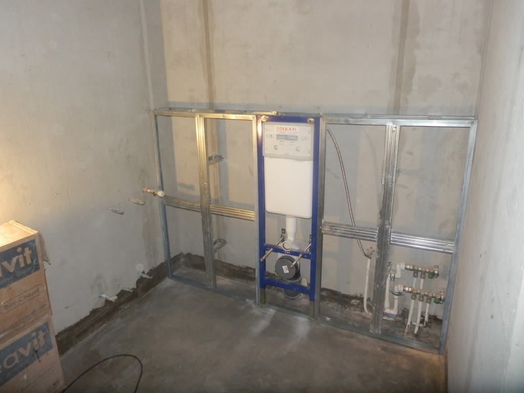 We see the creation of a metal frame for drywall, with which you can hide the installation and home communications