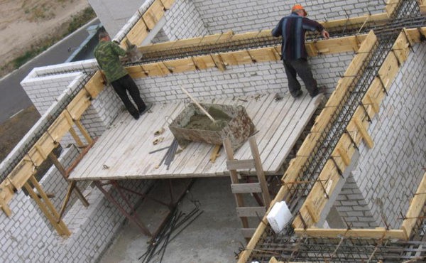 Reinforcement of brick supporting walls