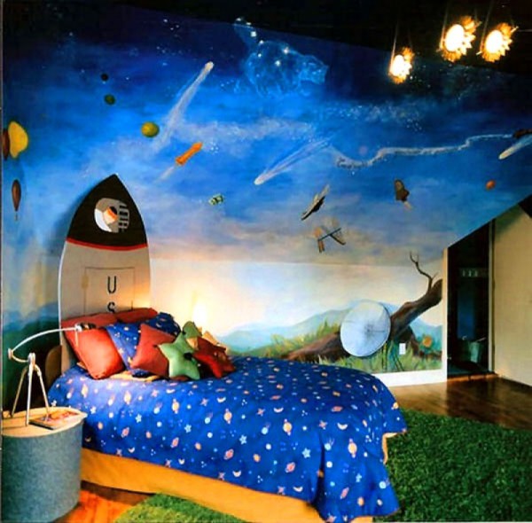 For kids who are fond of space, its images, stars, and plots from science fiction films and cartoons are well suited to the room on the wall