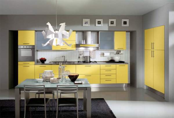 If the color scheme is chosen correctly, the design of the kitchen may well be concise