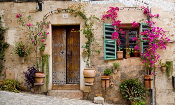 Facade of the most ordinary house in the province of Provence