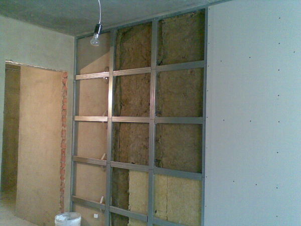 The frame for plastering the walls can be constructed from various materials, most often it is made from metal profiles