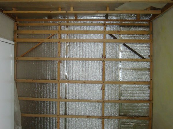 We see an example of a home-made wooden frame for wall covering with drywall, for insulation and sound insulation