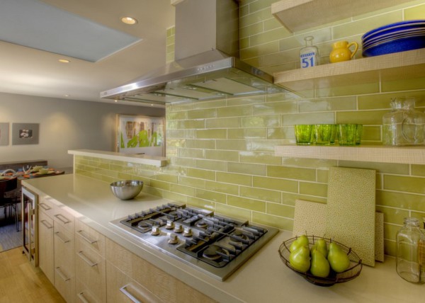 The photo shows an example of a kitchen apron in a modern kitchen, tiled in the form of brickwork