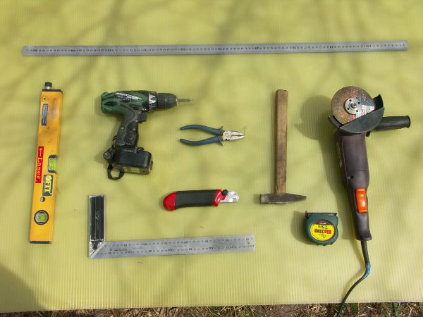 The photo shows an approximate set of tools that you may need to install drywall on the walls.