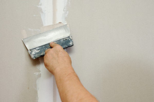 At the final stage of the installation of drywall sheets, the seams between them are putty and primed, and only after that you can start decorating the walls