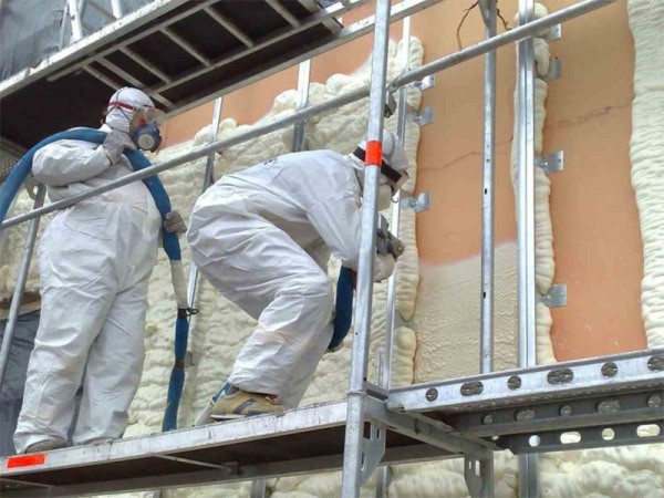 Application of liquid penoizol on the building facade