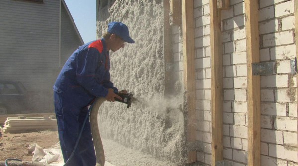 Spraying polyurethane foam insulation on the walls of a house