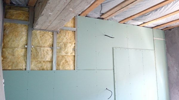 The crate for plasterboard sheets, allows you to additionally insulate and soundproof the walls, which is often used in private homes