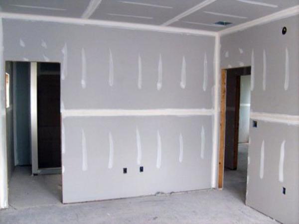 Gluing plasterboard sheets of the wall, you do not spend money on additional costs, such as beams, rails, dowels or screws, in addition, no additional tools are needed