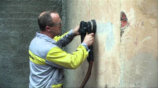 Before pasting the walls with plasterboard sheets, they must be completely cleaned from the old finish to the very base