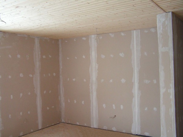 Before the installation process of the crate, it is necessary to prepare the walls and be sure to mark them