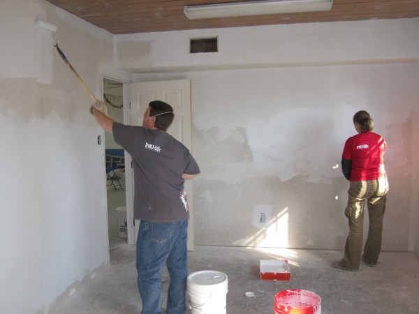 Before lining the walls with plasterboard sheets, the walls must be prepared, remove the remnants of the old finish and apply a special protective composition