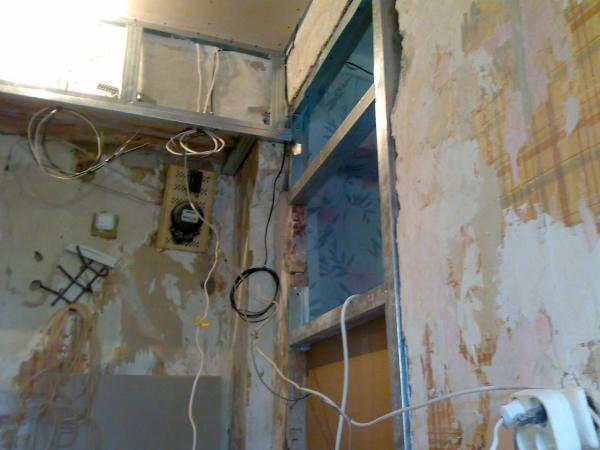 When preparing the walls for plasterboard lining, it is necessary to get rid of the old finish and treat them with protective agents, so that later you do not worry about the appearance of mold or fungus