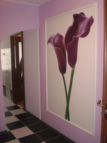 An example of how to decorate the wall in the hallway is good if the colors on the photo wallpaper are repeated in the rest of the room’s interior, perhaps a tone lighter or darker, this will create a more harmonious interior of the room