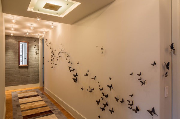 An example of how to decorate an empty wall in the corridor with additional decoration accessories