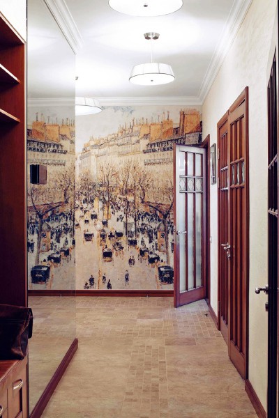 An example of how to decorate a wall in the hallway with the help of photowall-paper with the image of the old city street, they give perspective and visually increase the space of the room