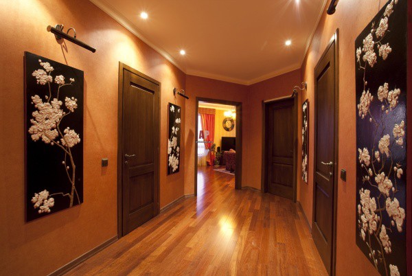 An example of decorating beige rather ordinary walls of the corridor, with unusual panels creating an interesting accent, and the highlight emphasizes it