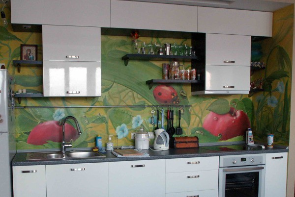 Attractiveness and originality of a simple kitchen can add its walls, trimmed with various finishing materials.