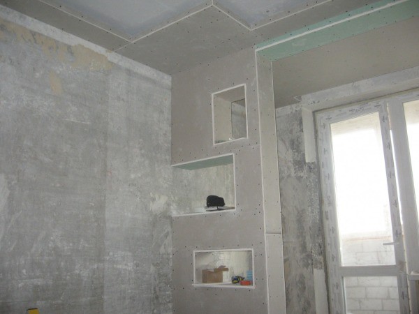 With the help of drywall, it is very simple to build partitions for zoning the room with additional storage