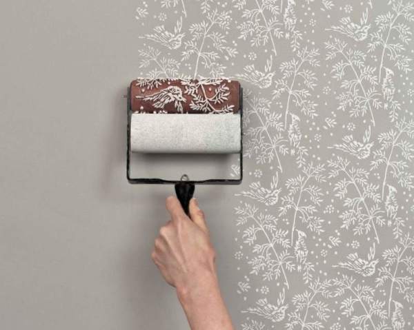 Using paint and a screen roller, you can create an ornament on the walls