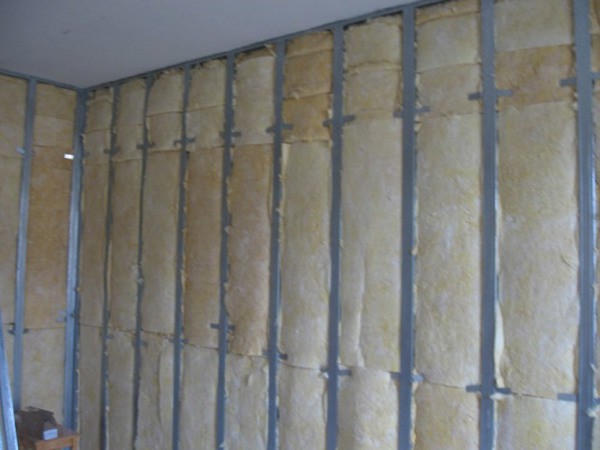 Wall with metal crate, insulated with mineral wool sheets