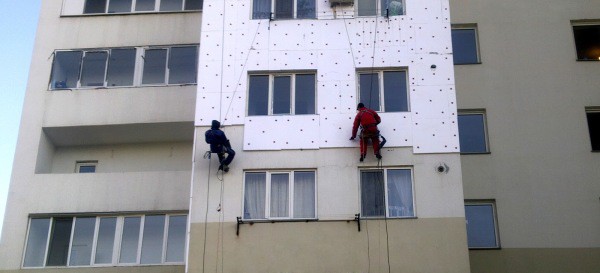 Thermal insulation of the facade of an apartment building