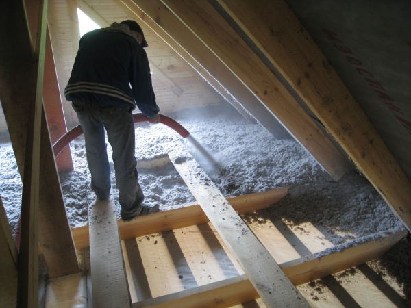 Insulation of the attic floor with liquid penoizol