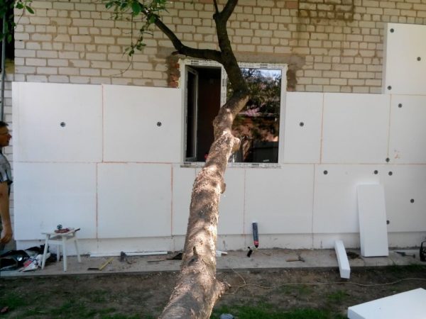 Insulation of the facade of an apartment building with foam plates