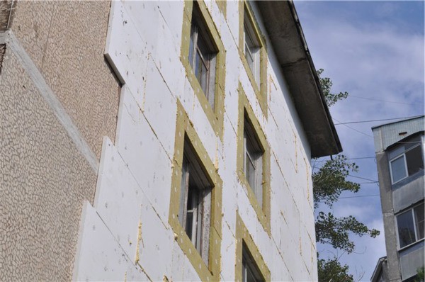 Insulation of the outer walls of apartment buildings helps all residents to save significantly on heating in the winter