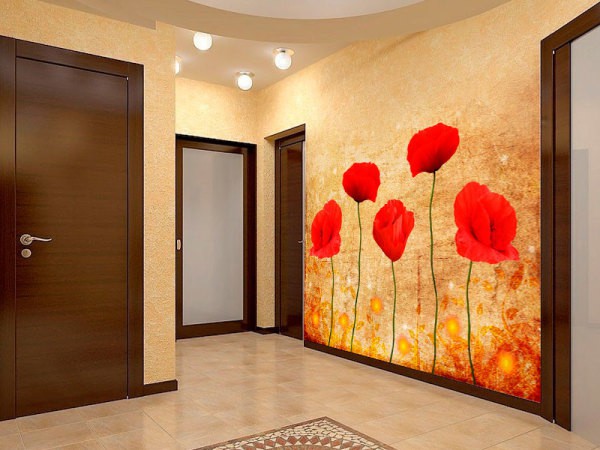 Choosing options for decorating the walls in the hallway, it is necessary that there is a combination of wallpaper with photo wallpaper, otherwise your interior in the hallway will look uncomfortable, making you nervous