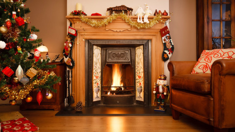 Even without the opportunity, you can organize a fireplace in a small room with the help of photo wallpaper, and decorating it with the necessary attributes, it will become a symbol of the new year.