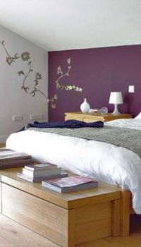 Purple color in the decoration of the bedroom