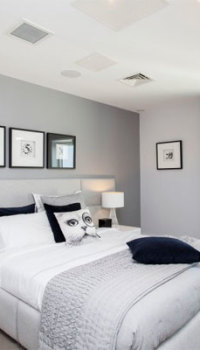 The use of cold tones in the design of the bedroom