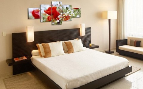 Using paintings in bedroom decor