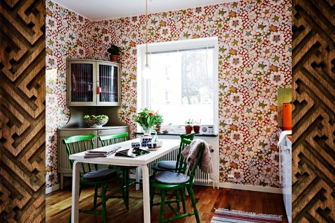 We see an example of how to decorate a wall in a country kitchen, wallpaper is just what we need