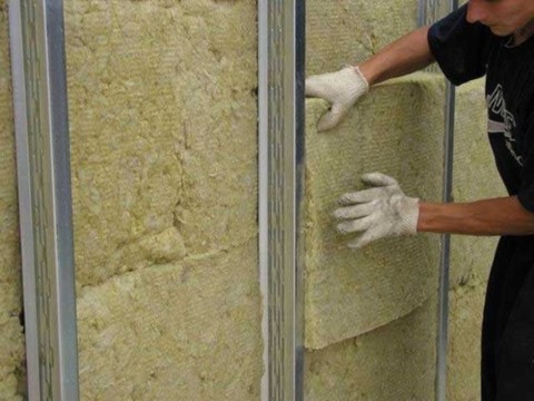 We see the process of warming the walls of the house with the help of a cotton insulation