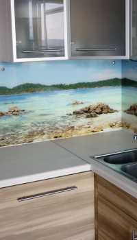 Very nice glass panel fits the kitchen, in the form of a kitchen apron