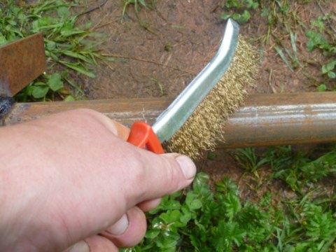 Cleaning metal surface from rust