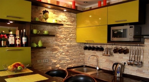 Decorating the walls of the kitchen with stone