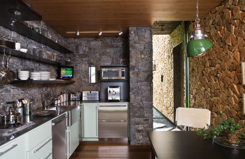 An example of how to decorate kitchen walls with stone and wood, and how to combine these finishing materials so that they harmonize and decorate our kitchen