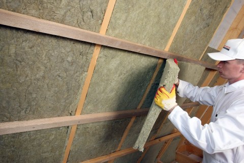 The process of wall insulation with basalt cotton slabs