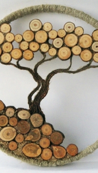 Using various elements from sawn tree branches, you can create interesting compositions