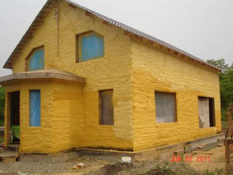 This is how the walls of the house look insulated with polyurethane foam