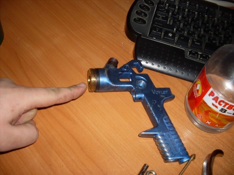 All parts of the spray gun must be washed with solvent.